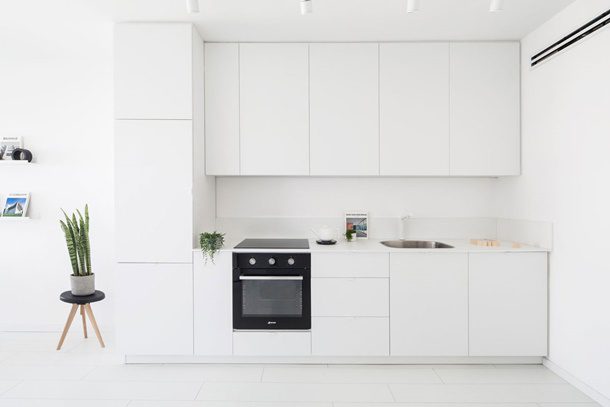 Kitchen set minimalis serba putih akan menjadikan dapur terlihat bersih dan terang. (Foto: home-designing.com)