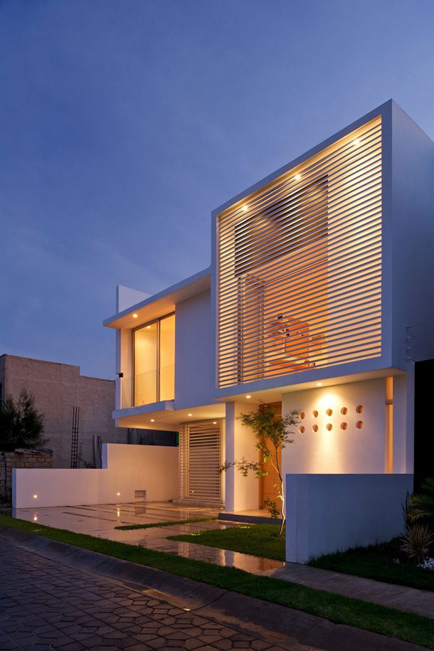 Untuk hasil akhir mewah, padukan material logam dan kayu, serta permainan lampu cantik pada rumah minimalis sederhana. (Foto: Freshome.com)