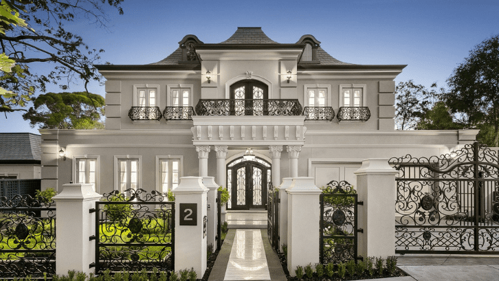 Desain Rumah Klasik Modern Bergaya Eropa: Kombinasi Kemegahan dan Keindahan Desain Rumah Klasik Modern Bergaya Eropa: Kombinasi Kemegahan dan Keindahan