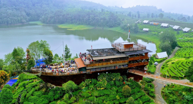 4. Tempat Piknik di Bandung: Glamping Lakeside Rancabali