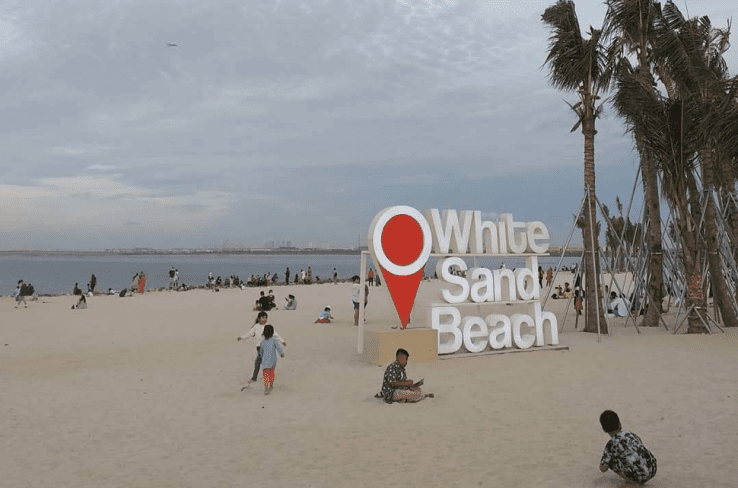 3. Tempat Piknik di Jakarta: Pantai Pasir Putih-PIK 2