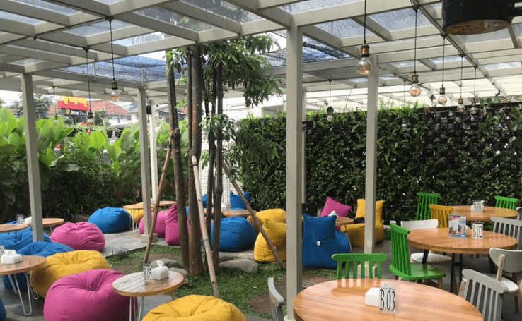 9. Tempat Piknik di Jakarta: Cerita Cafe