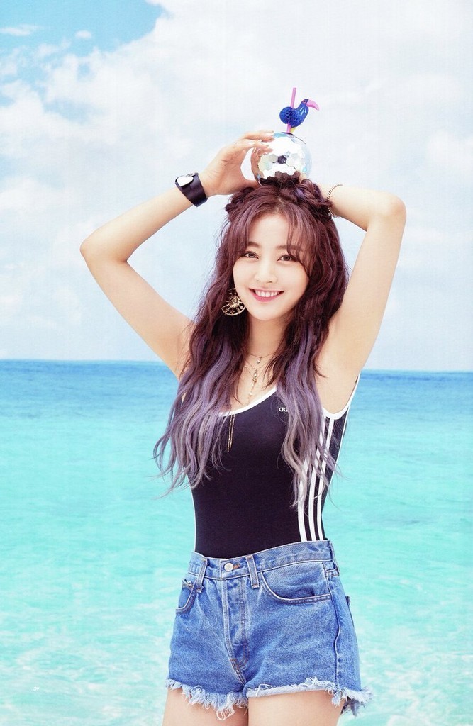 10 Foto Artis Jihyo 