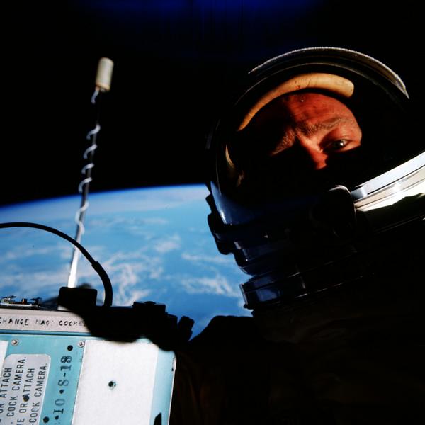 10 Fakta Unik Selfie Yang Perlu Kalian Ketahui! 10 Fakta Unik Selfie Yang Perlu Kalian Ketahui!