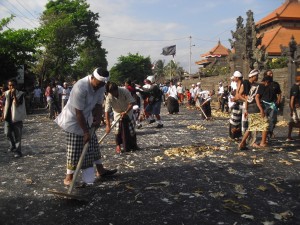 Serunya Perang Tipat di Desa Kapal Mengwi Serunya Perang Tipat di Desa Kapal Mengwi