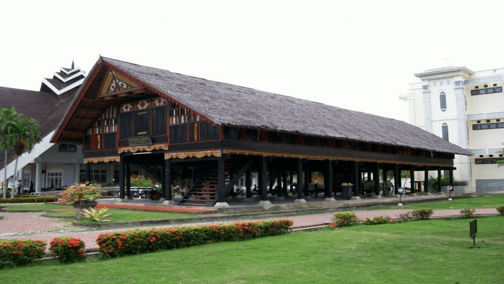 Rumah adat Kalimantan Timur memiliki nilai-nilai filosofis. (Foto: cakbagus.net) 