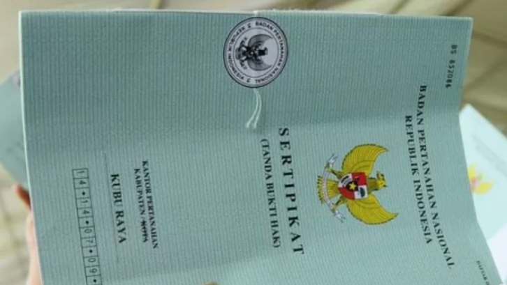 Nomor sertifikat terletak di bagian paling bawah dokumen sertipikat. Nomor sertifikat terletak di bagian paling bawah dokumen sertipikat.