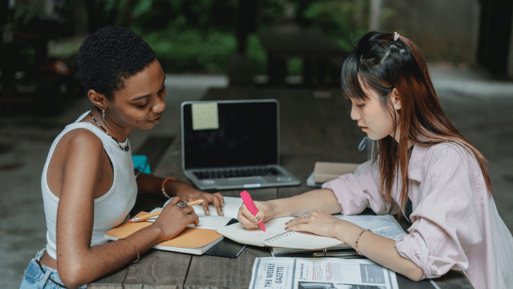Sebuah proposal harus dibuat agar Anda bisa memulai usaha dengan baik. (Foto: Pexels - Zen Chung)