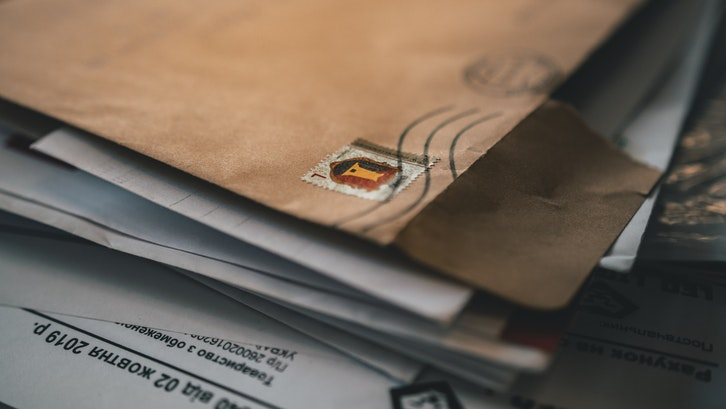 Contoh surat resmi dan pentingnya fungsi surat resmi dalam komunikasi antar lembaga. (Foto: Roman Koval/Pexels)