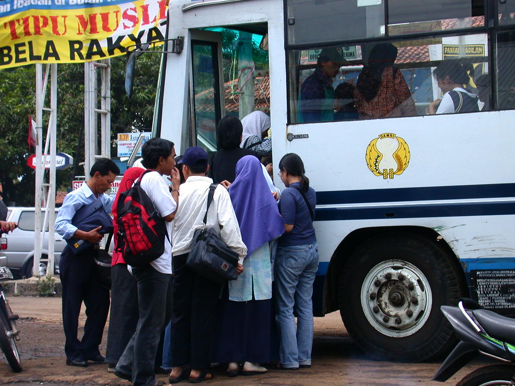 Berbagai Kisah Unik Tentang Bis 'DAMRI' di Bandung Berbagai Kisah Unik Tentang Bis 'DAMRI' di Bandung