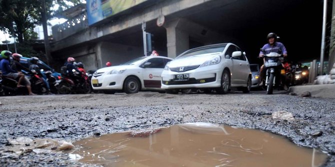 Waspada Musim Hujan! Lubang - Lubang Maut Di Jalan Mengancam! Waspada Musim Hujan! Lubang - Lubang Maut Di Jalan Mengancam!