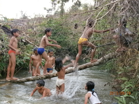 5 Kegiatan Yang Dilakukan Anak Saat Bermain Di Sungai