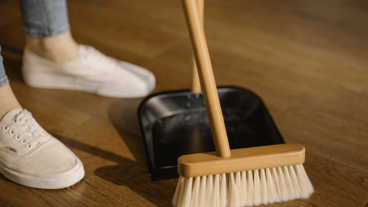 Housekeeping bertugas untuk menjaga kebersihan lingkungan dari sebuah penginapan atau tempat kerja. (Foto: Pexels - cottonbro)