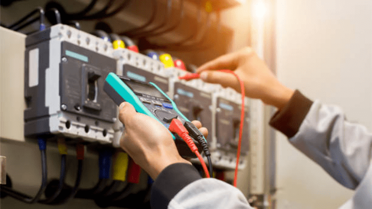 Sesuaikan daya listrik rumah dengan jumlah elektronik agar tidak anjlok (Foto: Unsplash -Bangca Singchai)