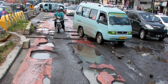 Waspada Musim Hujan! Lubang - Lubang Maut Di Jalan Mengancam! Waspada Musim Hujan! Lubang - Lubang Maut Di Jalan Mengancam!