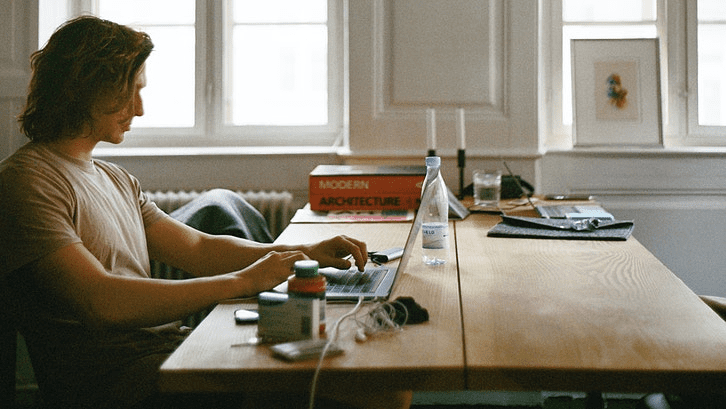 Keuntungan freelance adalah waktu dan tempatnya yang bebas. (Foto: Daria Shevtsova/Pexels)