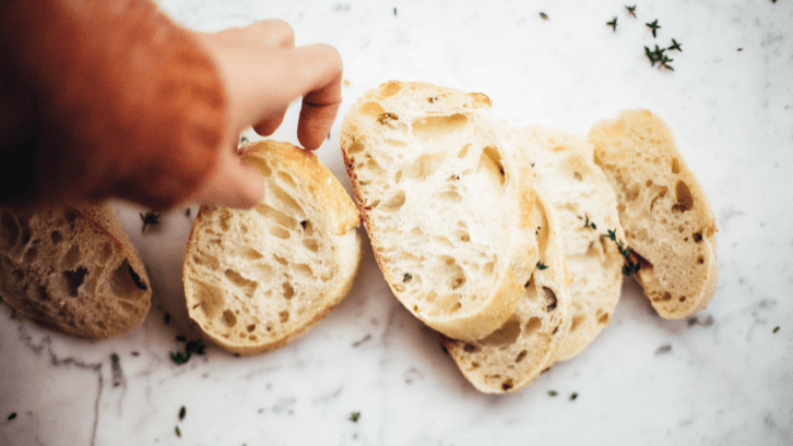 Sisa makanan yang tercecer di lantai biasanya penyebab utama berkumpulnya semut . (Sumber: Pexels.com)