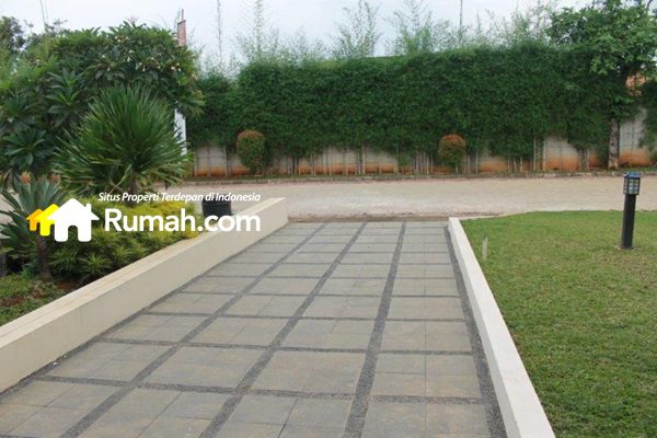 Carport rumah berlantai batu alam ini bisa Anda temukan di Adora Townhouse, Jagakarsa.
