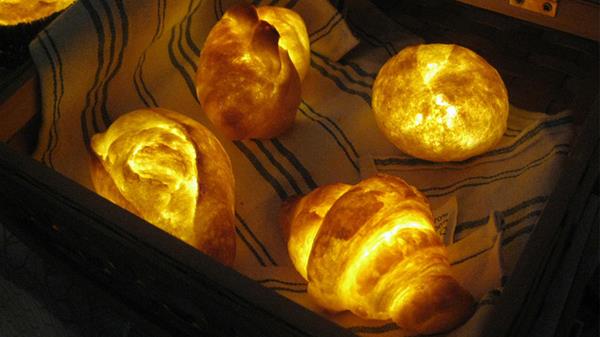 Uniknya Roti Bersinar Bagai Lampu Buatan Seniman Jepang Uniknya Roti Bersinar Bagai Lampu Buatan Seniman Jepang
