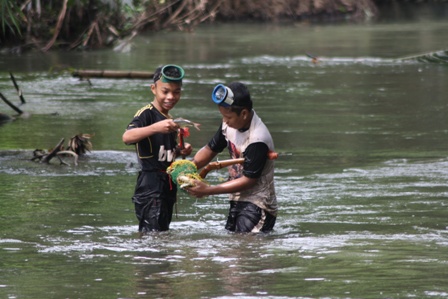 5 Kegiatan Yang Dilakukan Anak Saat Bermain Di Sungai