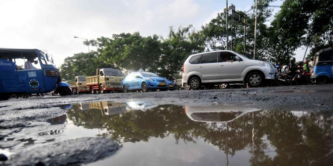 Waspada Musim Hujan! Lubang - Lubang Maut Di Jalan Mengancam! Waspada Musim Hujan! Lubang - Lubang Maut Di Jalan Mengancam!
