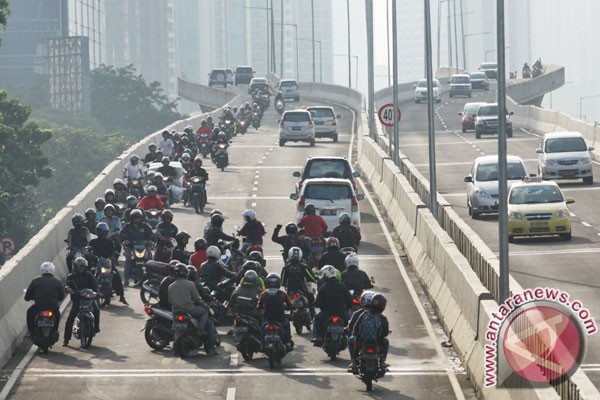 7 Hal Spontan Yang Sering Dilakukan Di Tempat Umum 7 Hal Spontan Yang Sering Dilakukan Di Tempat Umum