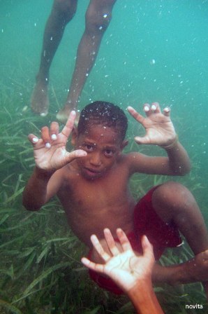 5 Kegiatan Yang Dilakukan Anak Saat Bermain Di Sungai