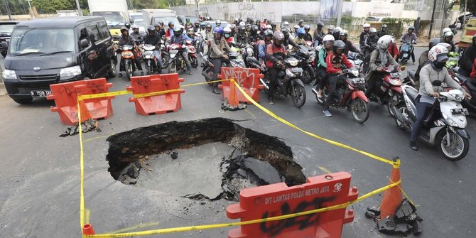 Waspada Musim Hujan! Lubang - Lubang Maut Di Jalan Mengancam! Waspada Musim Hujan! Lubang - Lubang Maut Di Jalan Mengancam!