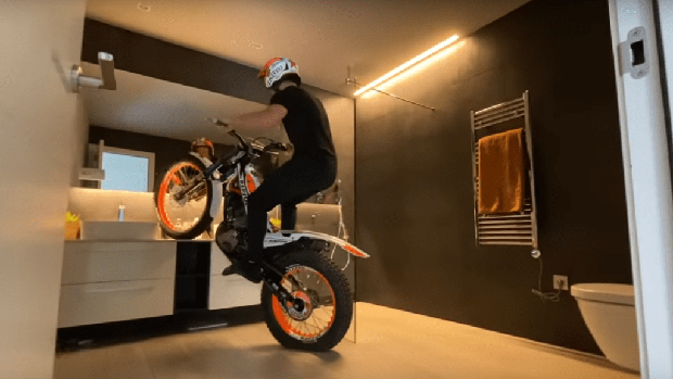 Gokil! Bosan #dirumahaja, Pebalap ini Main Motor Trail di Dalam Rumah Gaes! Gokil! Bosan #dirumahaja, Pebalap ini Main Motor Trail di Dalam Rumah Gaes!