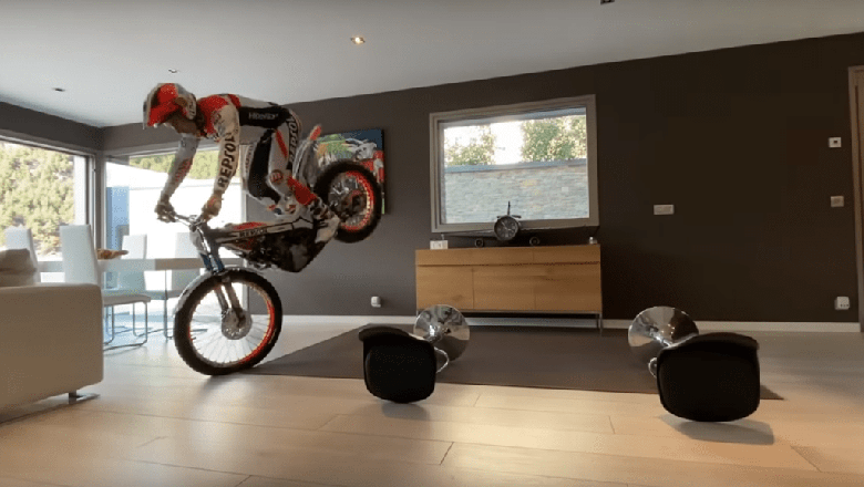 Gokil! Bosan #dirumahaja, Pebalap ini Main Motor Trail di Dalam Rumah Gaes! Gokil! Bosan #dirumahaja, Pebalap ini Main Motor Trail di Dalam Rumah Gaes!
