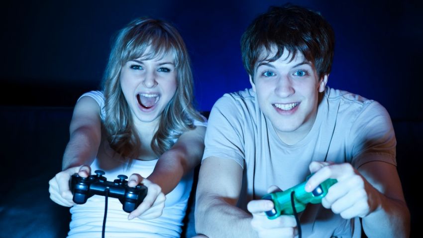 15 Alasan Kenapa Punya Pacar Gamer Itu Asik Sekali! 15 Alasan Kenapa Punya Pacar Gamer Itu Asik Sekali!