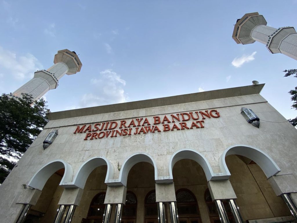 Masjid Raya Bandung berdiri di atas lahan yang cukup luas, yakni sekitar 23.448 meter persegi.