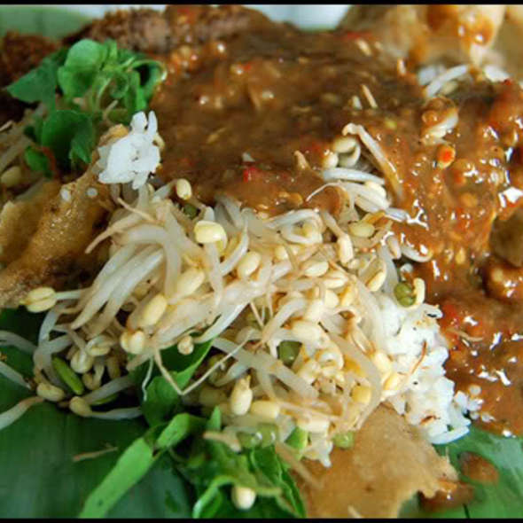 Pecel Semanggi, Kuliner Khas Surabaya Yang Mulai Langka Pecel Semanggi, Kuliner Khas Surabaya Yang Mulai Langka