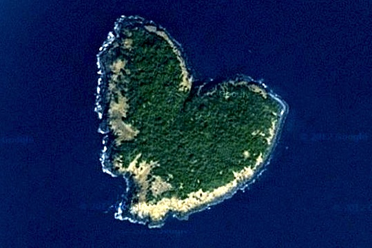 6 Pulau Berbentuk Hati Yang Unik Di Bumi!!