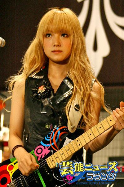 20 Gitaris Cewe Berparas Manis Dengan Skill Maut! 20 Gitaris Cewe Berparas Manis Dengan Skill Maut!