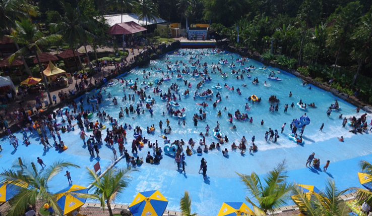 Kolam raksasa di Owabong dengan nuansa pantai. Kolam raksasa di Owabong dengan nuansa pantai.