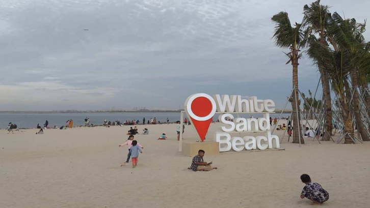 Wisata pantai Pantai Pasir Putih (White Sand Beach) PIK 2 yang makin digemari warga Jakarta dan sekitarnya.