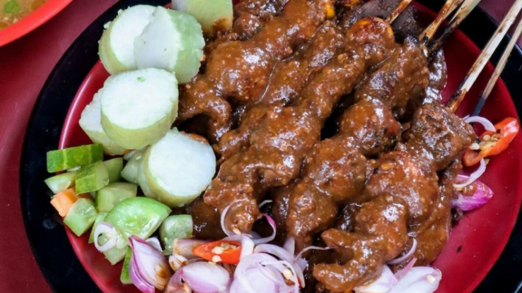 Sate Bu Ngantuk adalah kuliner malam bandung legendaris dengan variasi bumbu yang beragam dan harga terjangkau. Sate Bu Ngantuk adalah kuliner malam bandung legendaris dengan variasi bumbu yang beragam dan harga terjangkau.