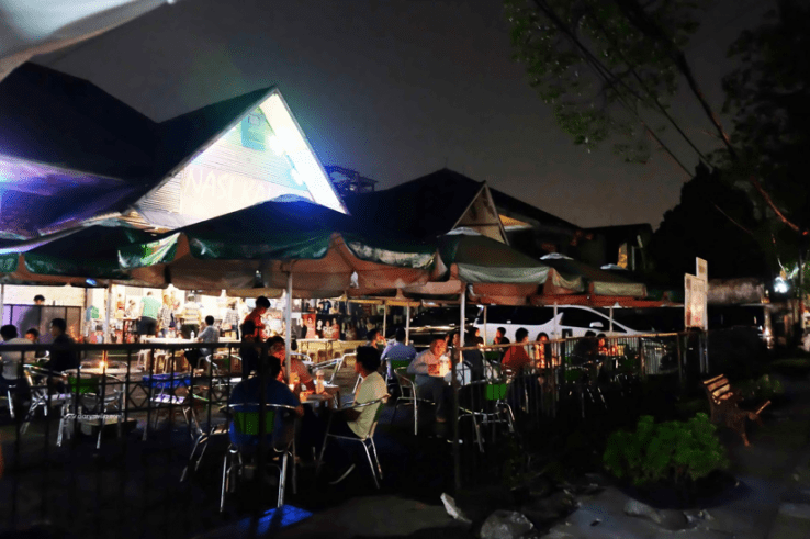 Warung Nasi Kalong selalu ramai diserbu pengunjung di malam hari. Warung Nasi Kalong selalu ramai diserbu pengunjung di malam hari.