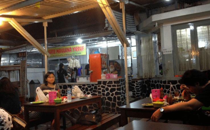 Warung sate Maulana Yusuf yang bergaya rumahan ini dapat pujian dari banyak pelanggan. Warung sate Maulana Yusuf yang bergaya rumahan ini dapat pujian dari banyak pelanggan.