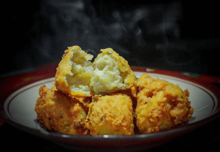 Perkedel Bondon adalah kuliner legendaris Bandung yang sudah berdiri sejak 1994. Perkedel Bondon adalah kuliner legendaris Bandung yang sudah berdiri sejak 1994.