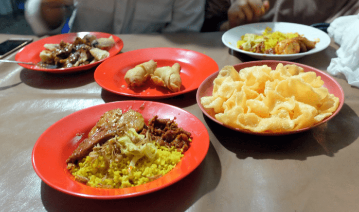 Nasi Kuning Pungkur 216 adalah kuliner malam dengan menu nasi kuning yang wajib dicoba saat berkunjung ke Bandung. Nasi Kuning Pungkur 216 adalah kuliner malam dengan menu nasi kuning yang wajib dicoba saat berkunjung ke Bandung.
