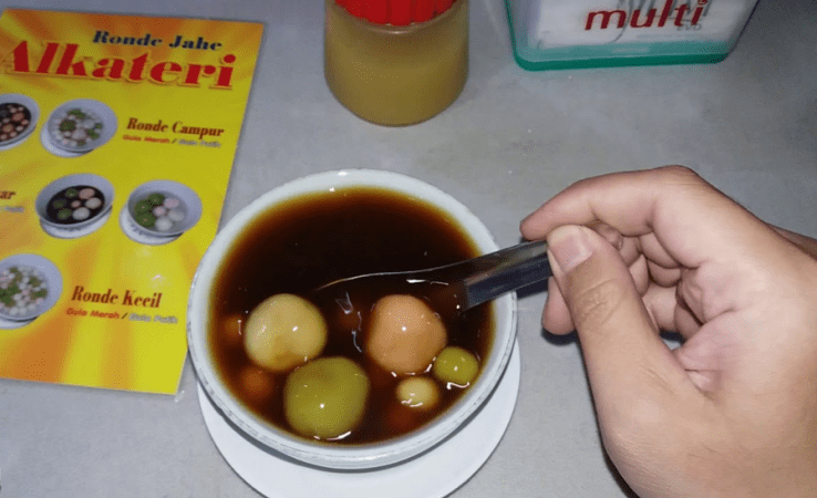 Ronde Alkateri adalah warung minuman legendaris yang sudah berdiri sejak 1984. Ronde Alkateri adalah warung minuman legendaris yang sudah berdiri sejak 1984.