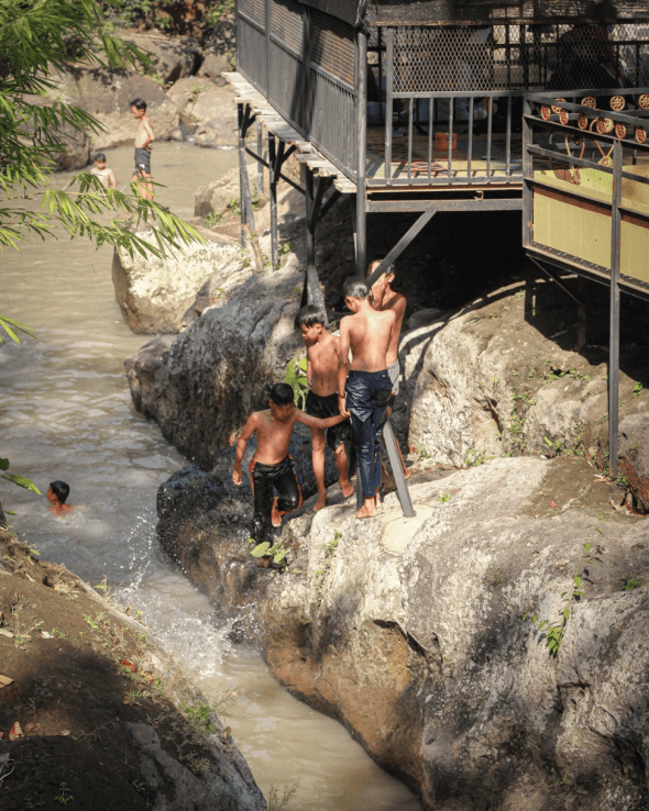 Di sungainya yang eksotik, para pengunjung boleh berenang. (Foto: Akun IG @saungende)