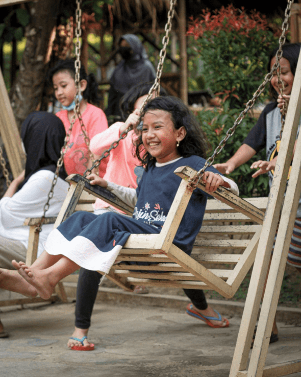 Saung Ende Serang dilengkapi taman bermain anak yang seru. (Foto: Akun IG @saungende)