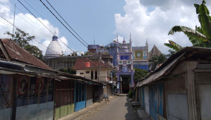 Terletak di perkampungan padat nan sempit, bukan di pusat kota. Masjid Tiban Malang nampak begitu eksotik.