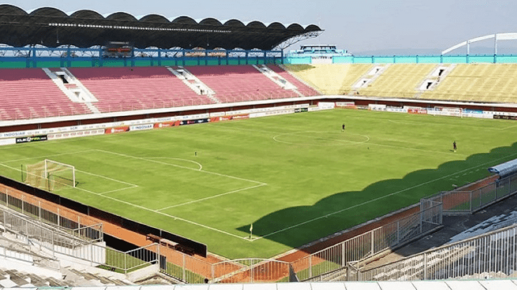 Dengan empat tribun, Stadion Maguwoharjo mampu menampung puluhan ribu orang. (Foto: Okezone.com)
