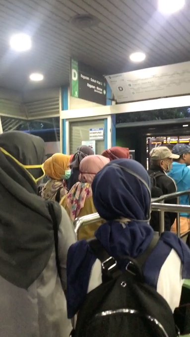 Wah! Antrian Mengular Karena TransJakarta Dibatasi! Fotonya Disini! Wah! Antrian Mengular Karena TransJakarta Dibatasi! Fotonya Disini!