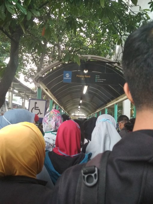 Wah! Antrian Mengular Karena TransJakarta Dibatasi! Fotonya Disini!