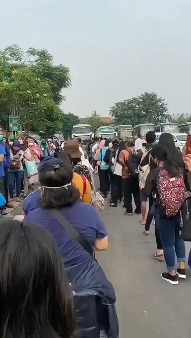 Wah! Antrian Mengular Karena TransJakarta Dibatasi! Fotonya Disini!